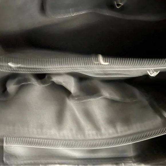 Almost Like New: Black Handbag With Arm Strap Zipper Button Style - Picture 4 of 9